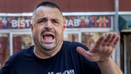 Chtěli ho obalit jak řízek? Exstarosta Novotný dostal vejcem, pak na něj nasypali mouku