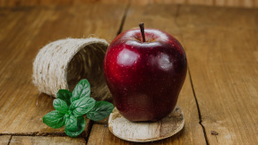 close-up-apple-table