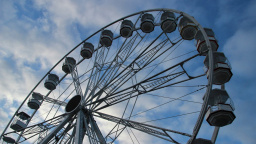 V Olomouci se porouchalo vyhlídkové kolo, uvízlé lidi z něj evakuovali hasiči