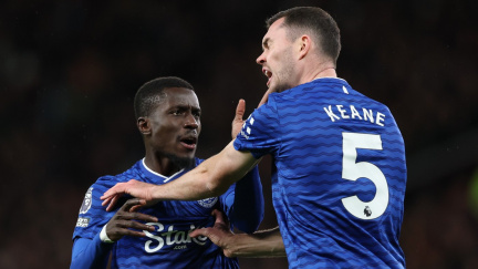 Záložník Gueye byl vyloučen za facku spoluhráči, jeho Everton přesto vyhrál