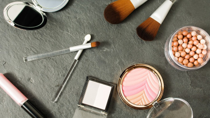 Muž se dva roky převlékal za mrtvou matku. Důvod vás šokuje!