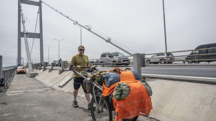 Muž, který obešel planetu bez mapy a mobilu. Na cestě je 27 let a konec je na dosah.