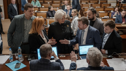 Poslanci se už sedm hodin přou nejen o rozpočet, ale třeba i o stavební řízení