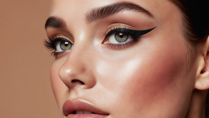 Trik na oční linku, která vydrží celý den. Stačí jen pár kroků navíc