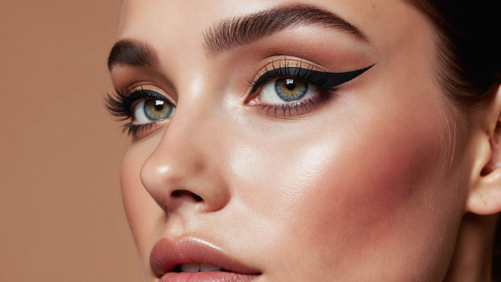 Trik na oční linku, která vydrží celý den. Stačí jen pár kroků navíc