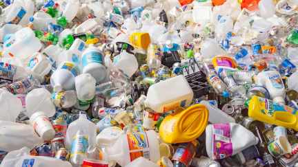 Ekologická nirvána? Vědci objevili plast, který se po použití sám zničí