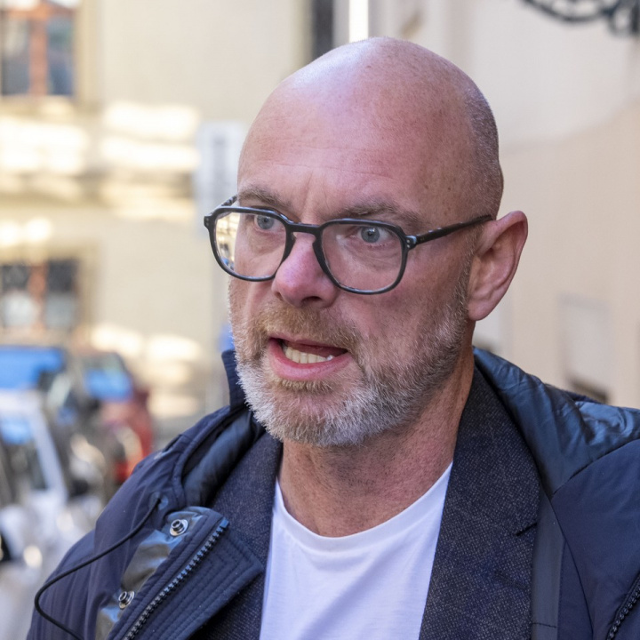 V rozpočtu na r. 2026 se dle Šťastného bude muset škrtat, Plaga ho chce zreálnit