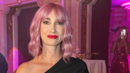 Bez podprsenky a v paruce. Slavnou modelku na večírku poznal málokdo