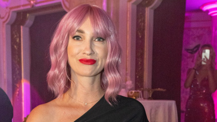 Bez podprsenky a v paruce. Slavnou modelku na večírku poznal málokdo