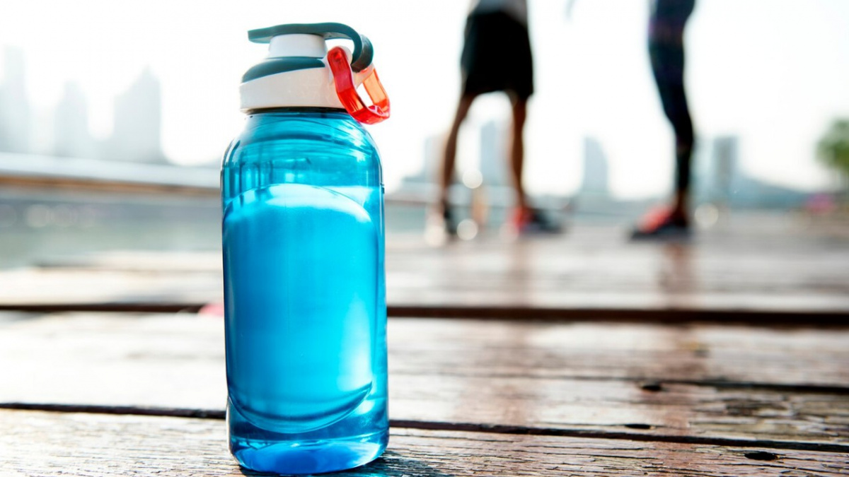 Jak často čistit lahev na vodu, co se v ní skrývá a proč to nechcete vědět
