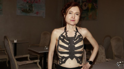 Polonahá režisérka opět v akci! Do kavárny si vyrazila s holým hrudníkem