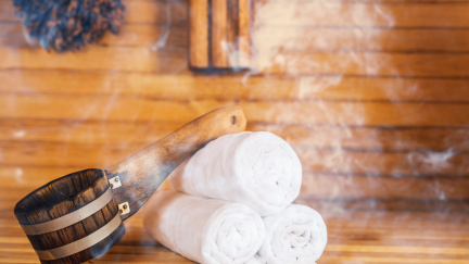 Proč do sauny patří nahé tělo bez plavek? Odpověď má jasný důvod