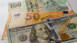 Koruna oslabila k euru i dolaru