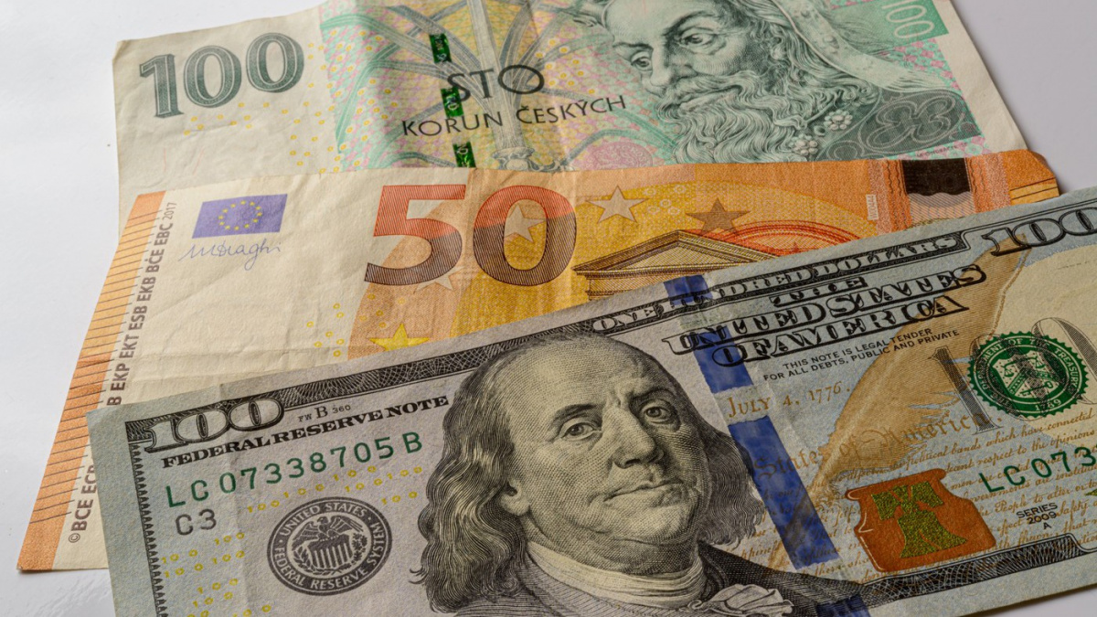 Koruna oslabila k euru i dolaru