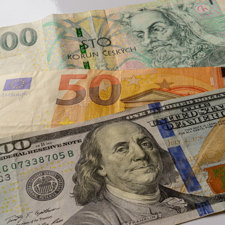 Koruna oslabila k euru i dolaru