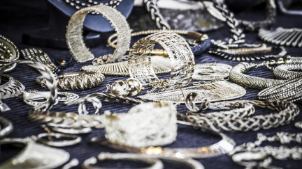 Luxusní přívěsek zmizel v těle zloděje. Policie nasadila osvědčený postup