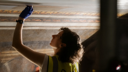 Hledají se dělníci, kteří popsali strop paláce. Některým je až 200 let