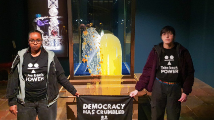 Králova koruna pod palbou útoku: Šokující protest, který obletěl svět