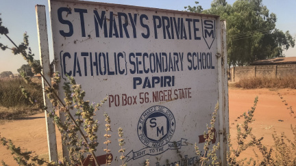 Nigerijská vláda dosáhla propuštění stovky dětí unesených z katolické školy