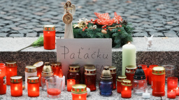 "Paťáčku, děkujeme!" Před budovou Evropy 2 spontánně roste dojemná pieta za Hezuckého