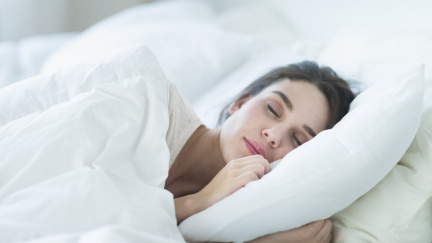 Tato spánková poloha vám může ničit zdraví, varují odborníci