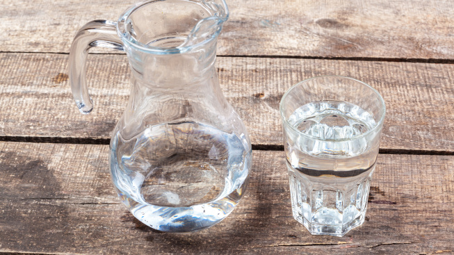 glasses-water-wooden-table