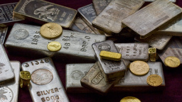 Cena stříbra pro okamžité dodání je na rekordu, přesáhla 61 dolarů za unci