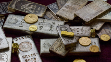 Cena stříbra pro okamžité dodání je na rekordu, přesáhla 61 dolarů za unci