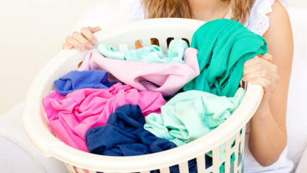 Chcete, aby vaše oblečení vypadalo stále jako nové? Vědci prozradili překvapivě jednoduchý trik