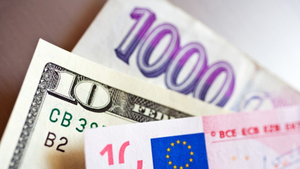 Koruna v závěru pracovního týdne oslabila k euru i dolaru
