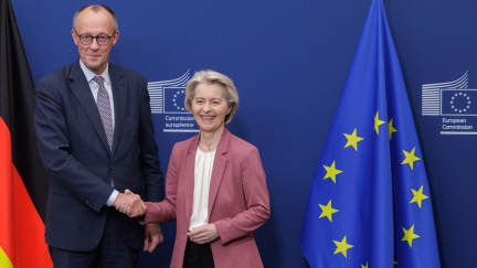 EU zmrazila ruská aktiva na neurčito, Maďarsko a Slovensko byly proti