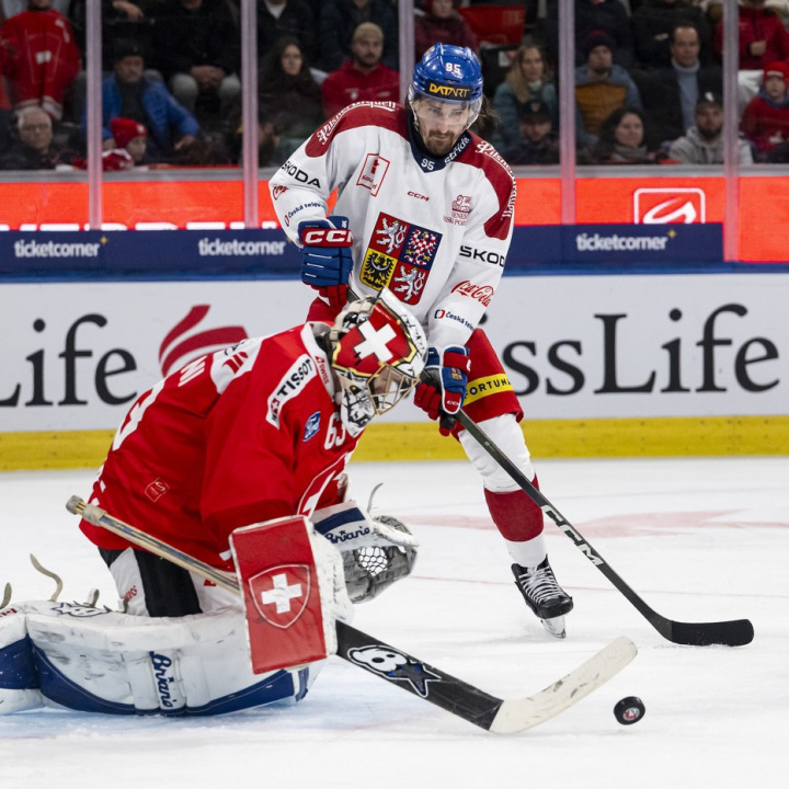 Hokejisté porazili Švýcary 5:3 a v neděli budou hrát o vítězství na turnaji