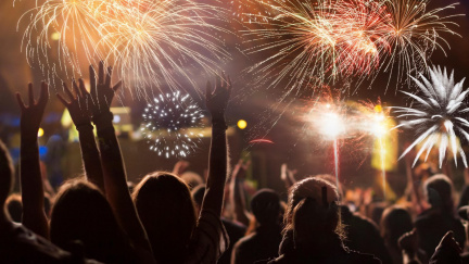 Rozbíjení talířů, vyhazování nábytku a oheň. Nový rok ve světě vypadá úplně jinak