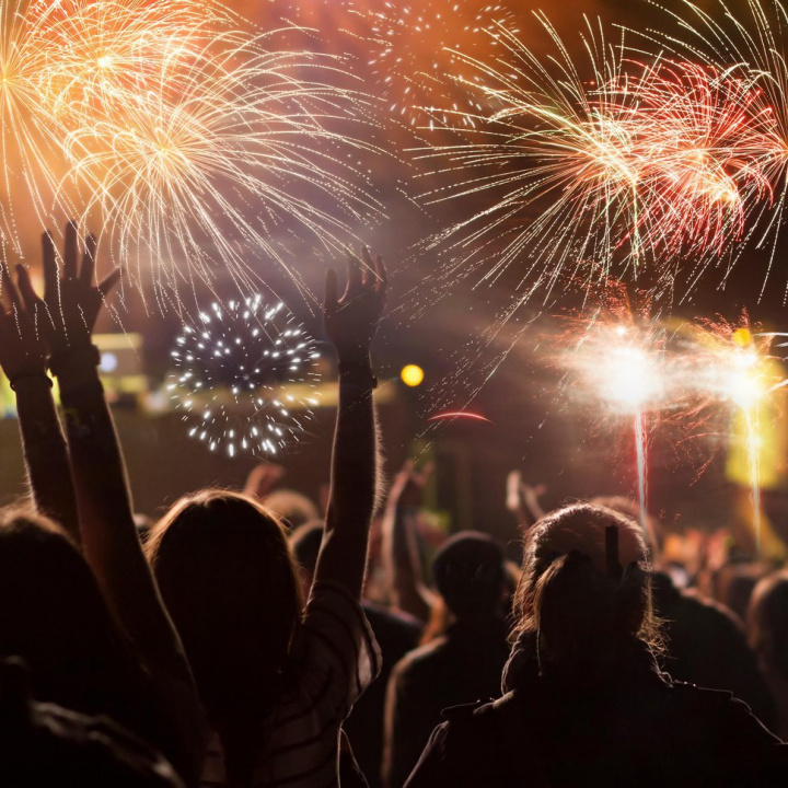 Rozbíjení talířů, vyhazování nábytku a oheň. Nový rok ve světě vypadá úplně jinak