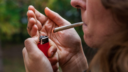 Marihuana a dospívající: Rizika, o kterých se rodičům moc neříká