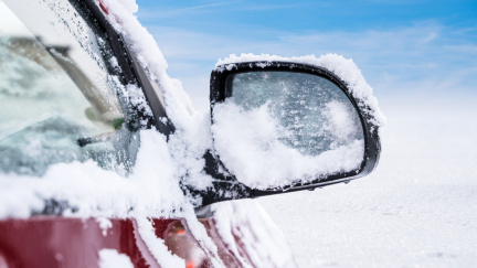 Zamrzlé auto po ránu? Tenhle levný fígl funguje rychleji než odmrazovač