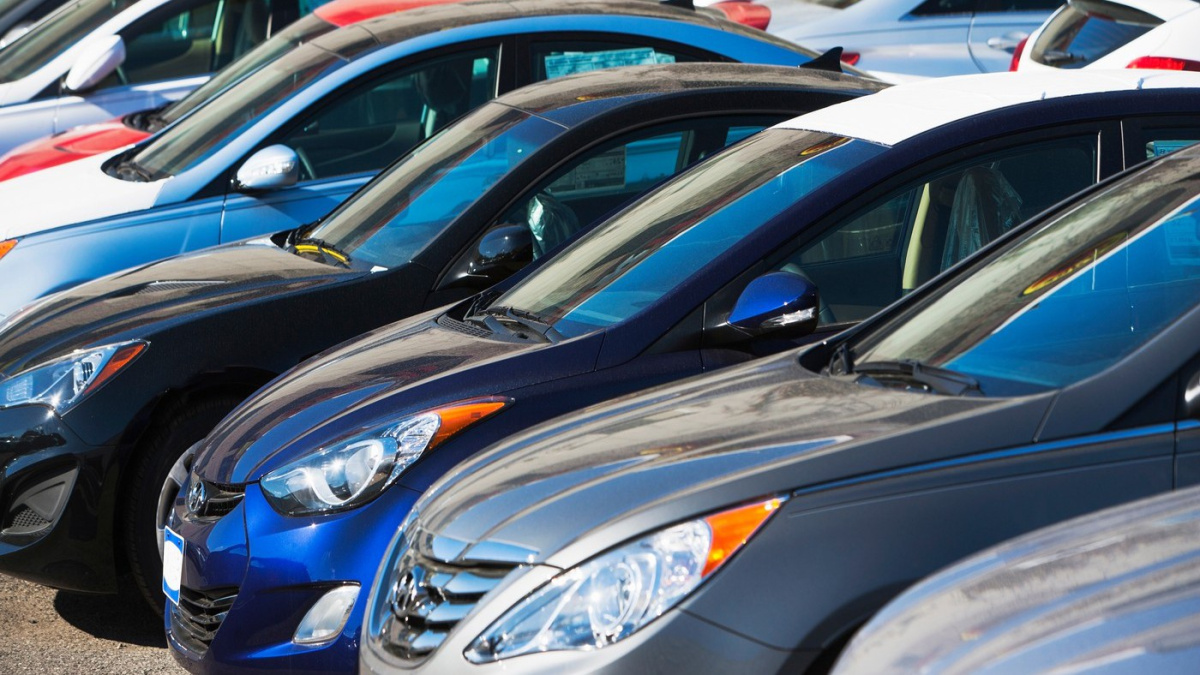 1821918-parked-cars-base_16x9.webp.1200?1767358224.0