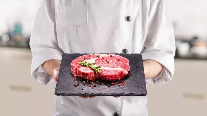 Žena jí roky každý den syrové maso. Teprve zásah rodiny ukázal, co si způsobila