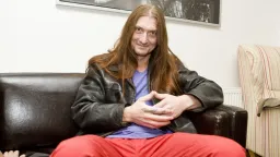 Láska z bizarnějšího soudku. 60letý bývalý sektář Dvorský si našel 18letou přítelkyni: "Budu se ženit!"