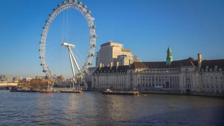 Myslíte, že je u nás drahé bydlení? Tenhle člověk pracuje v Británii a žije ve Španělsku. Je to levnější