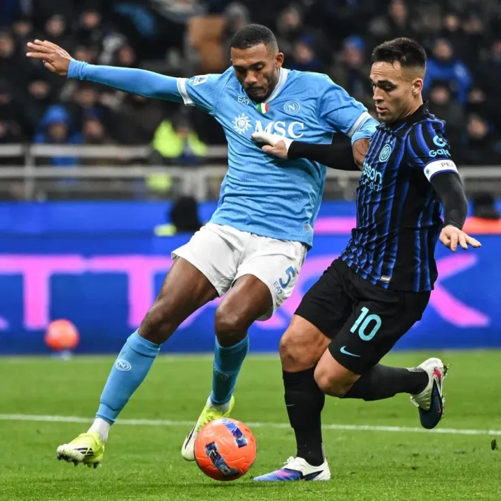 Inter Milán v ligovém šlágru remizoval s Neapolí 2:2 a stále vede o tři body