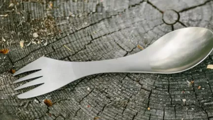 Češi zahazují vidličky a nože. Švédská vychytávka mění stolování a šetří místo