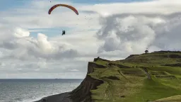Paraglidista spadl z 150 metrů, na místě dopadu se lidé podivili