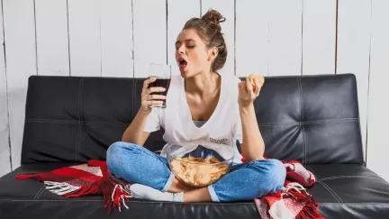 Za tohle nám tělo nepoděkuje: Zlozvyk před televizí, který ničí zdraví. Děláme ho přitom všichni