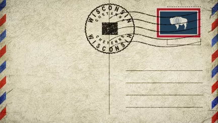 Koupil starý dům a začal bourat. Ze zdi na něj vypadl sto let starý artefakt