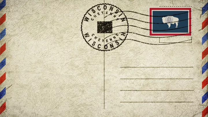 Koupil starý dům a začal bourat. Ze zdi na něj vypadl sto let starý artefakt