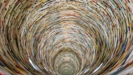 Pražská socha z knih dobyla TikTok. Knihovníci teď řeší nečekaný problém