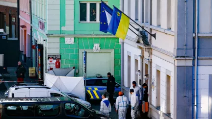 Trapas po tragické střelbě v Chřibské: Lidé nepoznali vlajku vlastního města a zuřili, že je ukrajinská