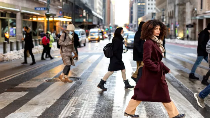 5 vlastností lidí s pomalou chůzí: nejsou líní, jen myslí jinak: