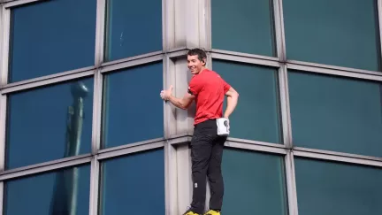 Celý svět dnes sledoval Netflix: muž lezl v přímém přenosu na mrakodrap bez jištění